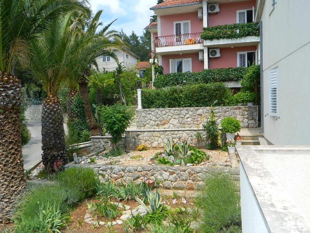 Apartments And Rooms Darinka Vrboska Exterior photo