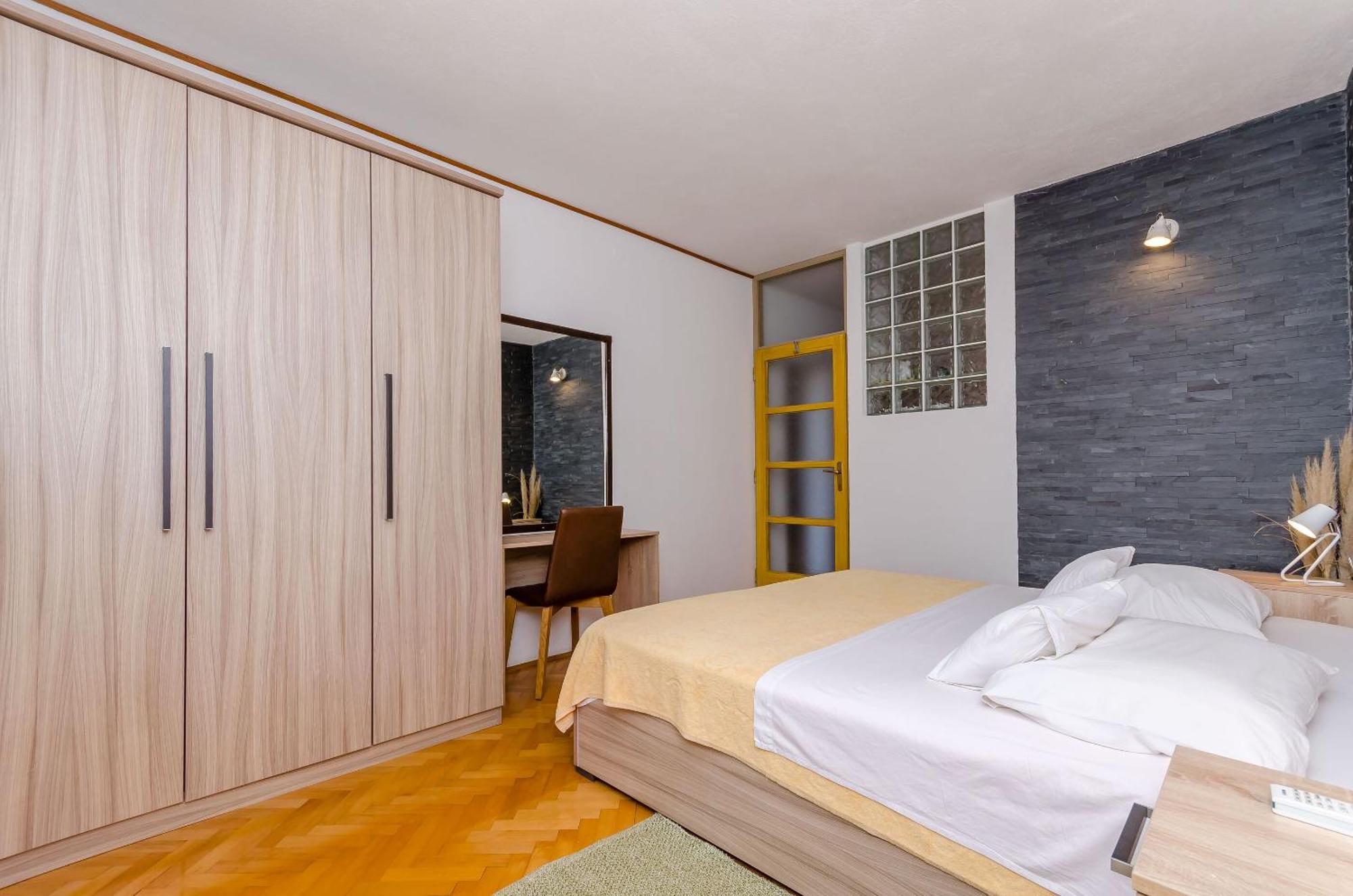 Apartments And Rooms Darinka Vrboska Exterior photo