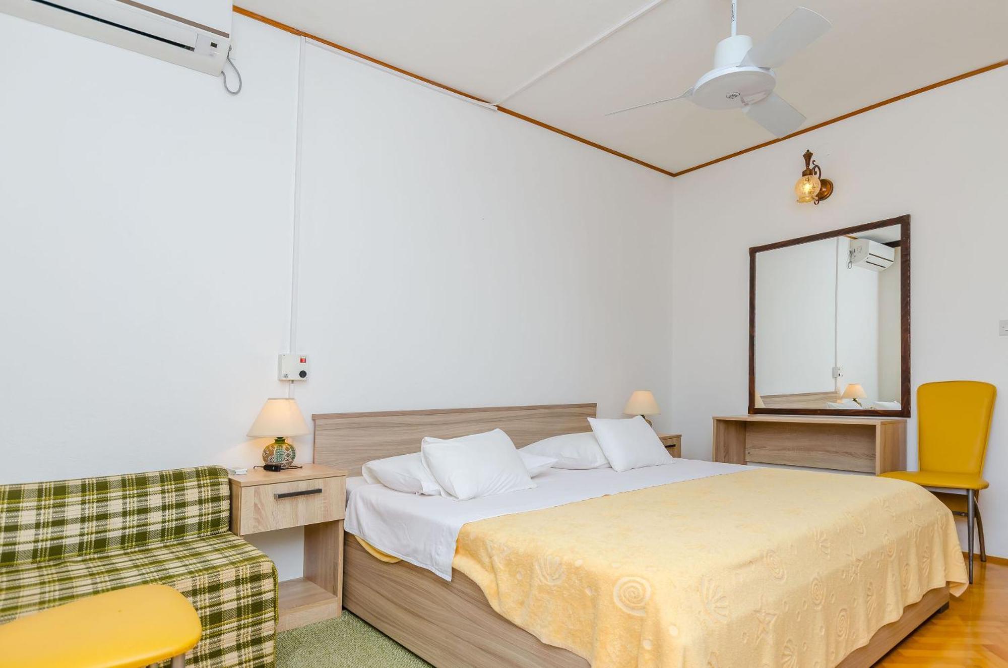 Apartments And Rooms Darinka Vrboska Exterior photo