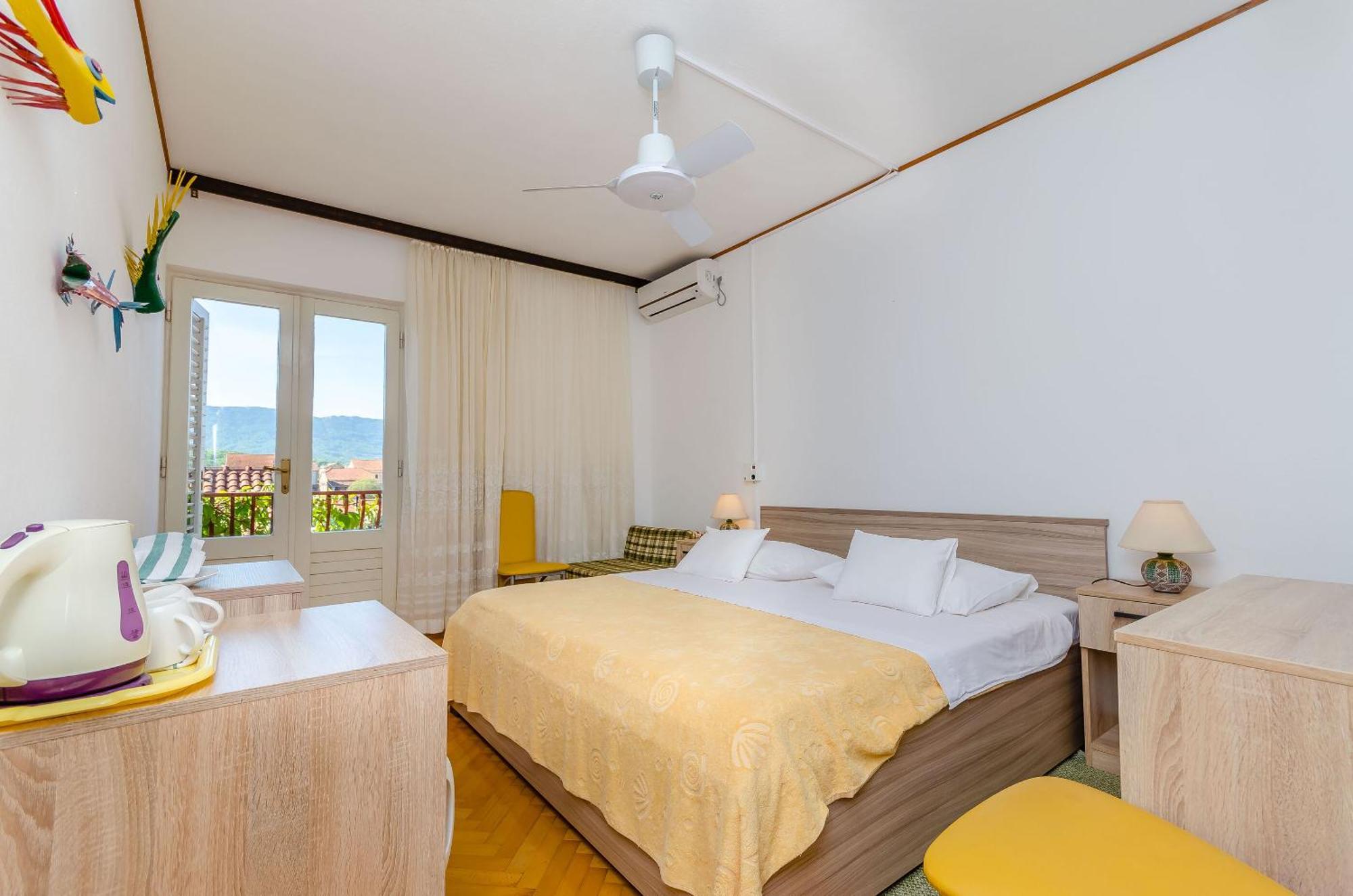 Apartments And Rooms Darinka Vrboska Exterior photo